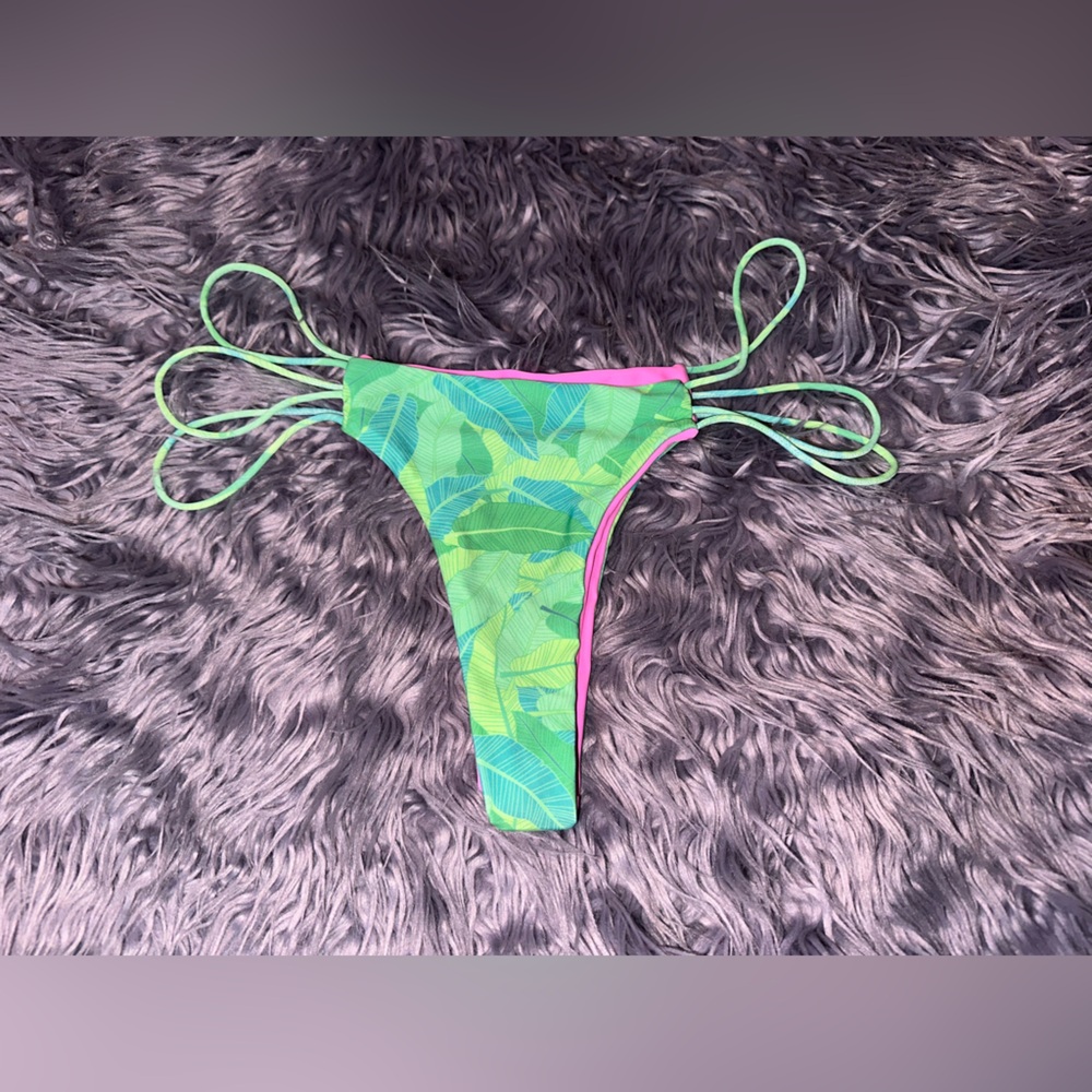 Moana bikini bottoms – size large